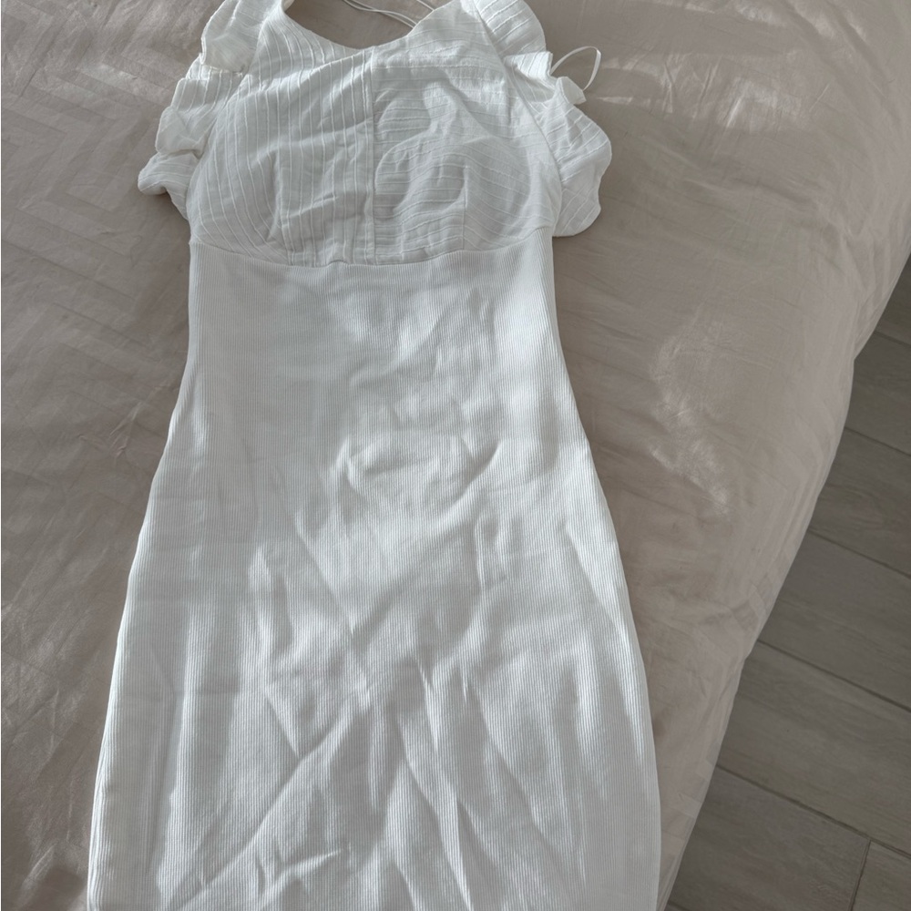 A fitted dress below the knees. White. Size S-M. Zara. - Picture 6 of 10
